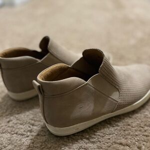 Lightly used. Shoes are a bit too narrow for me…best if you’re feet aren’t wide